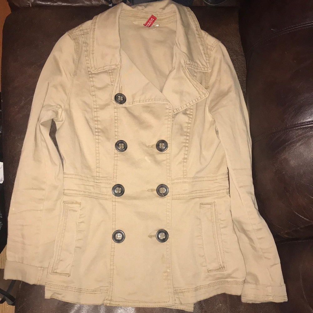 Adorable tan trench coat, stretch / soft material